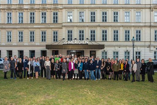 Vorschau Bild von RTK-Jahresauftakt 2025 im Le Méridien Vienna: Ausstellerinnen und
Aussteller mit dem RTK-Team.