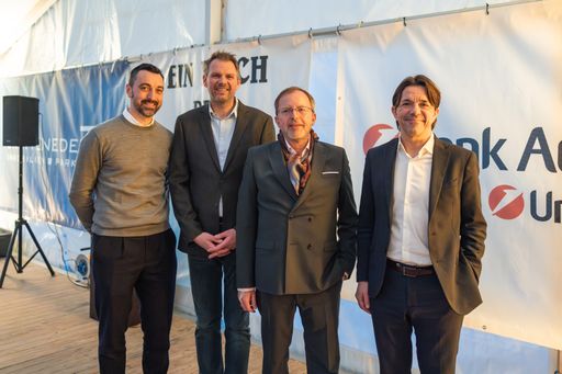 Im Foto von links nach rechts: Mag. (FH) Sebastian Unger
(Geschäftsführer BIP Immobilien Development GmbH), Ing. Martin Frais
(Bauleitung Fa. Swietelsky), Hr. Nikolaus Ebert (Bezirksvorsteher
13. Bezirk), Ing. Reinhold Jaretz (Head of Investment Management
Bank Austria Real Invest)