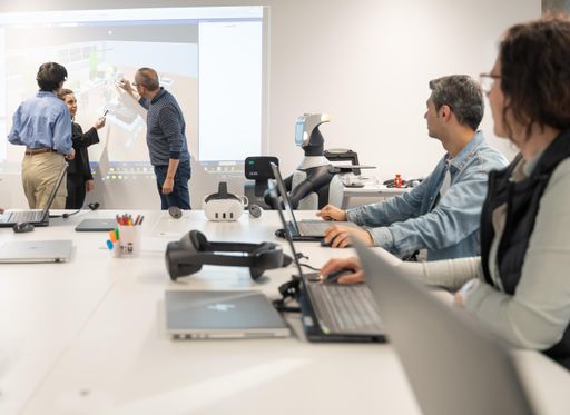 Vorschau Bild von Studieren an der IT:U bedeutet, in Kleingruppen direkt an
Projekten zu arbeiten, die auf realen, gesellschaftlichen
Herausforderungen unserer Zeit basieren.