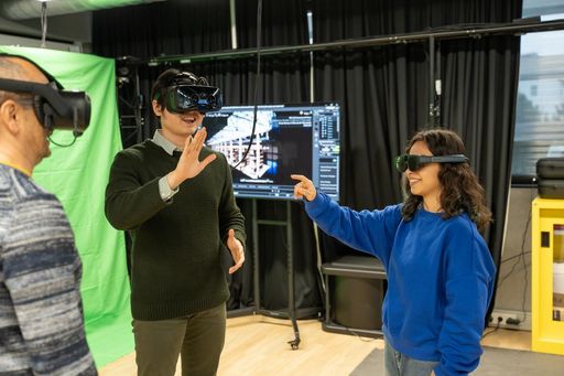 Vorschau Bild von In den Learn Labs lernen die Studierenden verschiedene
Technologien wie Virtual Reality, KI und Robotik kennen.