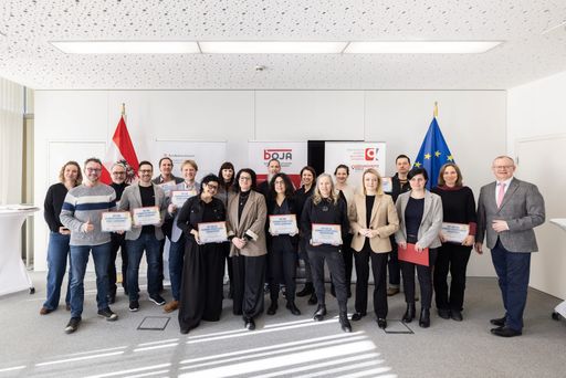 Sie sehen ein Gruppenfoto der heutigen Verleihungsveranstaltung
zur Gesundheitskompetenten Offenen Jugendarbeit.