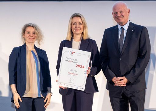  Mag. (FH) Denise Eisenberger (NOVOMATIC AG), SC Bernadett Humer,
MSc (Familie & Beruf Management GmbH), Dr. Klaus Niedl (NOVOMATIC
AG)