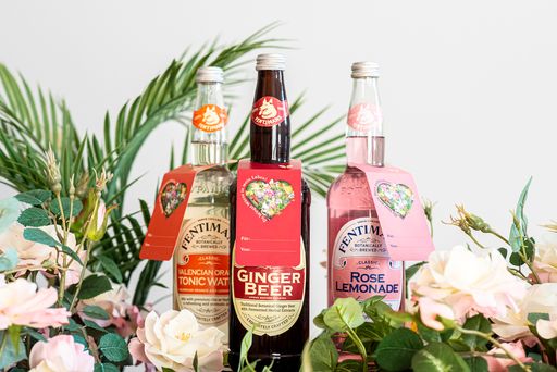 Fentimans Limonaden mit Liebesbotschaften auf Geschenkanhängern:
In den Sorten Valencian Orange Tonic, Ginger Beer oder Rose
Lemonade.