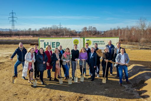 Vorschau Bild von Gruppenfoto der Teams von dennree, Denns BioMarkt, Ferro &
Partner ZT GmbH und dem Bauunternehmen Weissel GmbH
