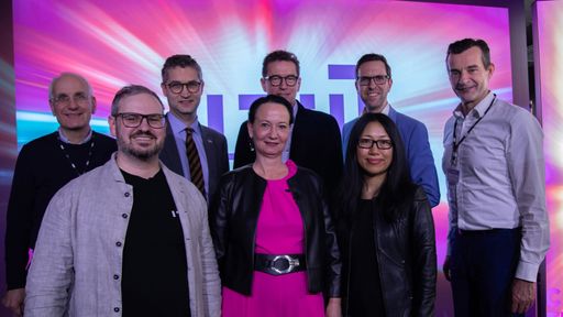 Vorschau Bild von Michael Schrefl (Leiter Institut für Wirtschaftsinformatik JKU),
Daniel Klotz (IT:U Gründungsprofessor), Florian Wegscheider
(Institutsleitung Wissenschaftstransfer Private Pädagogische
Hochschule der Diözese Linz), Stefanie Lindstaedt (IT:U
Gründungspräsidentin), Stephan Kubinger (Managing Director &
Co-owner IFN-Beteiligungs GmbH), Yufang Hou (IT:U
Gründungsprofessorin), Christoph Knogler (CEO KEBA Group AG),
Gerhard Kürner (CEO und Founder 506.ai) (v.l.)