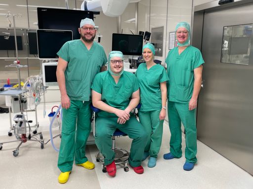  Die zertifizierten Adipositas-Chirurg*innen des Barmherzige
Schwestern Krankenhaus Wien Oberarzt Dr. Georg Tentschert, Oberarzt
Dr. Daniel Reichhold, Oberärztin Dr.in Karin Biricz und Ärztlicher
Direktor Prim. Univ.-Prof. Mag. Dr. Alexander Klaus FACS (v.l.n.r.)