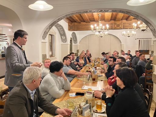 Lorenz Mayr (stehend) und der NÖ Bauernbund setzen auf direkte
und persönliche Gespräche.