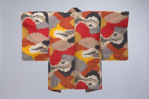 Vorschau Bild von Meisen-Haori mit Fuji-Motiv und Wolken-Muster, Japan, 1920–1960
Seide in Leinwandbindung, Doppel-Ikat, handgenäht Donation Henriette
Friis, Collection of Meisen Silk Kimono © MAK/Christian Mendez