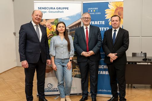 V.l.n.r.: Mag. Johannes Wallner, Leiter internationales
Recruiting der SeneCura Gruppe, Daria Aslikyan, Diplomierte
Gesundheits- und Krankenpflegerin aus der Ukraine und Pionierin bei
SeneCura, Mag. Andreas Achrainer, Geschäftsführer der Bundesagentur
für Betreuungs- und Unterstützungsleistungen und
Flüchtlingskoordinator der Bundesregierung und Dr. Cornelius Granig,
Präsident des Vereins „All for Ukraine – Hilfe für die Ukraine"