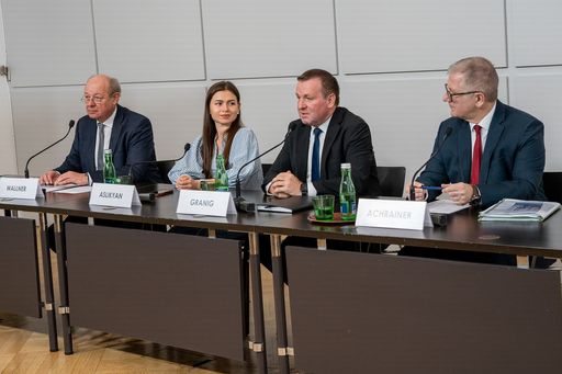 Vorschau Bild von Die SeneCura Gruppe startet in Kooperation mit dem Verein „All
for Ukraine – Hilfe für die Ukraine“ ein österreichweites Projekt
zur Eingliederung von aus der Ukraine vertriebenen
Pflege-Fachkräften in die SeneCura Häuser – mit Unterstützung des
Flüchtlingskoordinators der Österreichischen Bundesregierung.