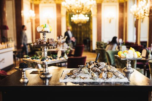 Exquisite Spezialitäten: Feine Fines de Claire Austern und Blinis
mit Kaviar.