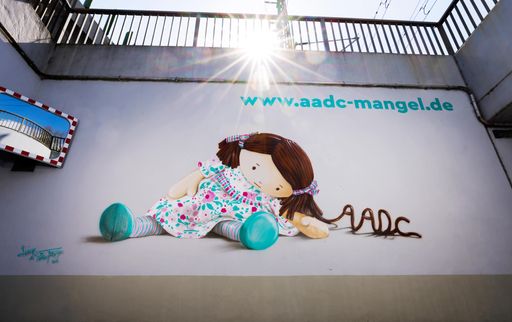  Ein weltmeisterliches Kunstprojekt im Rhein-Main-Gebiet: 4-fache
Weltmeister sprayen Graffiti zur Aufklärung über die sehr seltene
Krankheit AADC-Mangel. / Weiterer Text über ots und
www.presseportal.de/nr/129749 / Die Verwendung dieses Bildes für
redaktionelle Zwecke ist unter Beachtung aller mitgeteilten
Nutzungsbedingungen zulässig und dann auch honorarfrei.
Veröffentlichung ausschließlich mit Bildrechte-Hinweis.