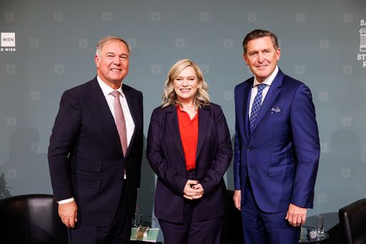 Puls 4-Infochefin Corinna Milborn mit Wirtschaftsstadtrat Peter
Hanke (re.) und WK Wien-Präsident Walter Ruck im Salon Stubenring