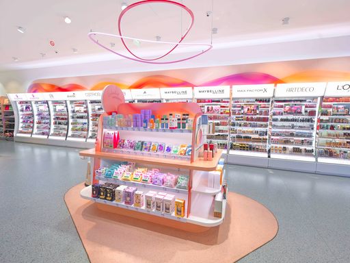 Vorschau Bild von Das Beauty-Dreieck, ein Herzstück des neuen dm Ladenbildes, lädt
mit einem Inspirationstisch samt Neuheiten und Bestsellern zum
Entdecken ein.