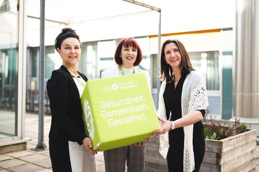  Bildtext: Barbara Harmtodt mit dem Pflegesymposium-Team