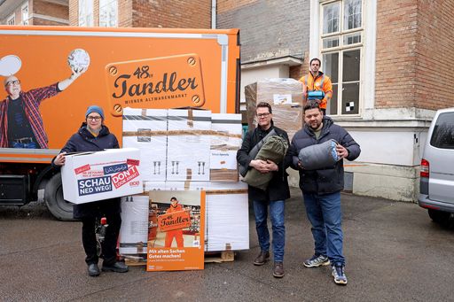  Bei der Übergabe anwesend waren nicht nur
Balkanrouten-Überlebende und Freiwillige der SOS Balkanroute,
sondern auch die Penzinger Bezirksvorsteherin Michaela Schüchner
sowie die Geschäftsführung des Otto Wagner Areals, DI Mag. Manuela
Moser-Rirtzinger und DI Herbert Fruhauf. "Wien bleibt stabil!
Penzing bleibt stabil!", sagt die Bezirksvorsteherin Schüchner im
gemeinsamen Übergabe-Video, veröffentlicht auf den Sozialen Medien.