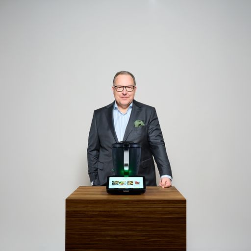 Vorschau Bild von Thomas Stoffmehl, Vorstandsvorsitzender von Vorwerk, mit dem
neuen Thermomix® TM7 / Weiterer Text über ots und
www.presseportal.de/nr/52621 / Die Verwendung dieses Bildes für
redaktionelle Zwecke ist unter Beachtung aller mitgeteilten
Nutzungsbedingungen zulässig und dann auch honorarfrei.
Veröffentlichung ausschließlich mit Bildrechte-Hinweis.