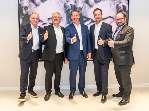 Vorschau Bild von Für die exklusive Inneneinrichtung des 3SI Luxury Real Estate
Showroom zeichnet Leo Schulmeister verantwortlich und der Galeristen
Gerald Hartinger stellt seine exklusiven Werke im aus.
