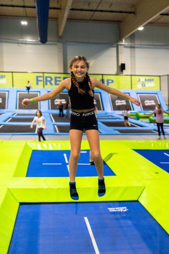  Mädchen springt im JUMP DOME Salzburg