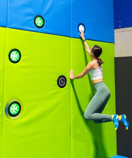 Vorschau Bild von Neu im modernsten Trampolinpark Salzburgs ist der Interactive
Jump, während die Uhr tickt werden springend Lichtbuttons berührt.
Das trainiert Beweglichkeit und Reaktionsgeschwindigkeit.