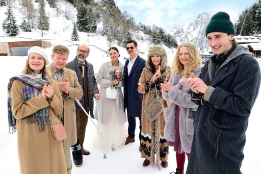 v.l.n.r.: Familienidylle in den Bergen: Elisabeth (Caroline
Peters), René (Justus von Dohnányi), Stephan (Christoph Maria
Herbst), Anna (Janina Uhse), Thomas (Florian David Fitz), Dorothea
(Iris Berben), Antigone (Kya-Celina Barucki) und Cajus (Jona
Volkmann). / Weiterer Text über ots und www.presseportal.de/nr/12946
/ Die Verwendung dieses Bildes für redaktionelle Zwecke ist unter
Beachtung aller mitgeteilten Nutzungsbedingungen zulässig und dann
auch honorarfrei. Veröffentlichung ausschließlich mit
Bildrechte-Hinweis.
