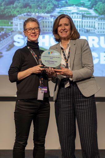 Vorschau Bild von Verleihung des EUFCN AUDIENCE LOCATION AWARD 2024 bei der
Berlinale, v.l.n.r.: Stefanie Rauscher und Marijana Stoisits von der
Vienna Film Commission bei der Preisverleihung