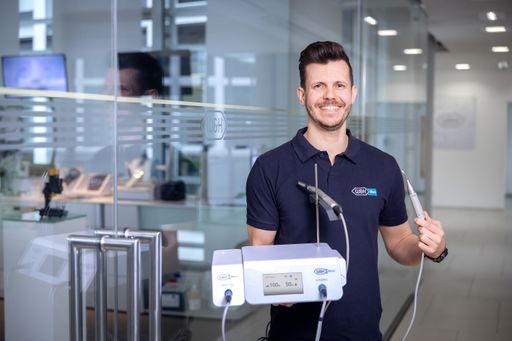  Roman Gschaider, W&H-Produktmanagement, mit dem neuen
Chirurgiesystem.