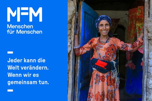  Nach über 40 Jahren wurde erstmals das Logo von Menschen für
Menschen verändert. Es ist das Herzstück des neuen Markenauftritts
und symbolisiert die zentrale Überzeugung der Organisation: Alle
Menschen haben dieselben Bedürfnisse, Träume und Hoffnungen. Das
verbindende "F" im Design steht für die Brücke zwischen den Menschen
und für die Kraft der Gemeinschaft als Grundlage für nachhaltige
Veränderung.
