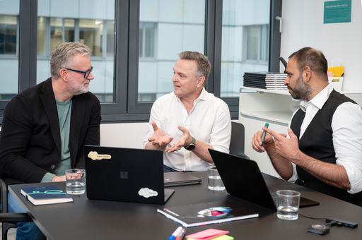 Vorschau Bild von Sitzend v.l.n.r Thomas Riedl, Norbert Hölzl, Arjun Dhaul