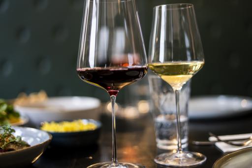 Der Weinjahrgang 2024 verspricht zugängliche, balancierte
Weißweine und konzentrierte Rotweine mit Aussicht auf einen großen
Jahrgang.