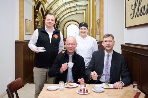 Vorschau Bild von Kaffeehausleiter Christian Pannosch und Backstubenleitung Manuela
Heinisch mit Dompfarrer Anton Faber und Bezirksvorsteher MMag.
Markus Figl bei der Donauwellenverkostung in der Conditorei Sluka.