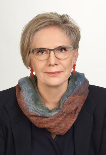  Assoc. Prof. Dr. Rosemarie Forstner, leitende und 1. Oberärztin
am Universitätsinstitut für Radiologie im Uniklinikum Salzburg und
ECR-Themen-Koordinatorin für die Bildgebung des weiblichen Beckens.
Im Rahmen des ECR wird Rosemarie Forstner aufgrund ihrer Verdienste
in der Radiologie auch mit der ESR Gold Medaille ausgezeichnet.