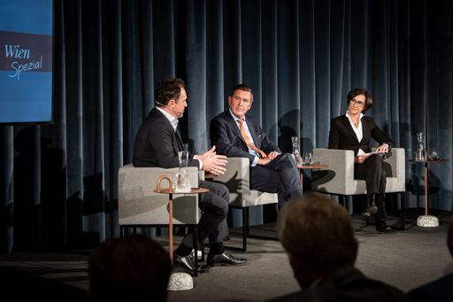 Vorschau Bild von Die Podiumsgäste diskutieren über die Zukunft kommunaler
Infrastruktur