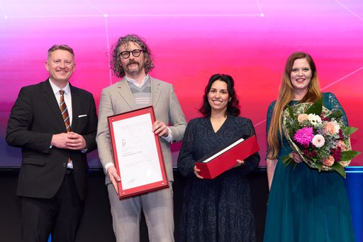  Sektionschef Roland Weinert und PRVA-Präsidentin Ingrid Gogl
überreichten den Staatspreis PR an die Preisträger:innen.