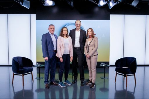  Diskutant*innen v.l.n.r.: Dr. Rainer Riedl, DEBRA Internatinal
und Austria und Pro Rare Austria, Prof. Tanja Stamm, Institut für
Outcomes Research, MedUni Wien, Martin Steinhart, AOP Health, Eva
Komarek, Die Presse
