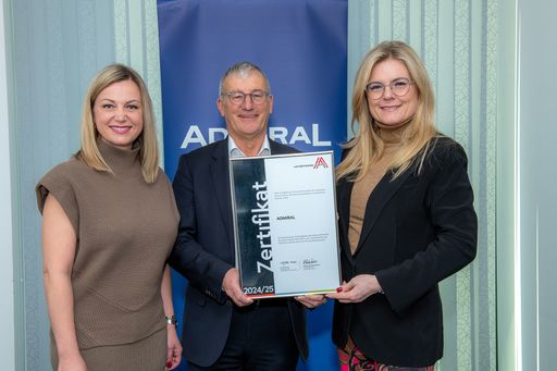 Monika Racek (Vorstandsvorsitzende der ADMIRAL Casinos &
Entertainment AG), Paul Kozelsky, (Geschäftsführer der ADMIRAL
Sportwetten GmbH), Monica Rintersbacher (Geschäftsführerin
Leitbetriebe Austria)