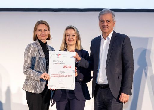  Mag. Renate Berg-Zelko, Frauen- und Familienbeauftragte bei
GOURMET. Bernadett Humer, Sektionschefin des Bundeskanzleramts und
Mag. Johann Pinterits, Geschäftsführer GOURMET bei der Verleihung.