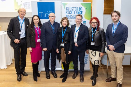 v.l.: Peter Kunz (Kunz Wallentin Rechtsanwälte) Martina Scheiber
(HR-SCOPE), Prof. Günther Rupprechter, Forschungsdirektor des
Cluster of Excellence und Institutsvorstand Materialchemie der TU
WIEN, Renate J. Danler, CLUB TIROL Vizepräsidentin, Prof. Dominik
Eder, Leiter Photokatalyse COE MECS und Prof. für Molekulare
Materialchemie der TU WIEN, Charlotte Sengthaler (Spa Ceylon
Austria) mit Luis Bucher (Siemens) NextGen-Vertreter im Vorstand
CLUB TIROL