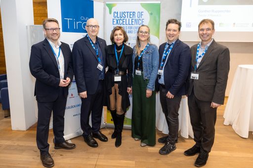 Vorschau Bild von v.l.: Prof. Dominik Eder (TU Wien), Prof. Günther Rupprechter,
Forschungsdirektor des Cluster of Excellence, Renate Danler,
Vizepräsidentin Club Tirol, Dr.in Elisabeth Schludermann,
Vizerektorat Forschung, Innovation, Prof. Markus Valtiner, Leiter
Kommunikation & Transfer und Institutsvorstand Angewandte Physik, DI
Martin Höller, Senior Advisor für Neue Technologien bei Wien Energie