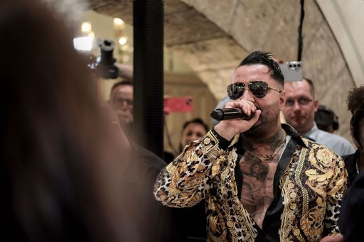 Vorschau Bild von Entertainer Cosimo lässt es sich nicht nehmen und tritt bei
seiner Hochzeit auf. / Weiterer Text über ots und
www.presseportal.de/nr/6605 / Die Verwendung dieses Bildes für
redaktionelle Zwecke ist unter Beachtung aller mitgeteilten
Nutzungsbedingungen zulässig und dann auch honorarfrei.
Veröffentlichung ausschließlich mit Bildrechte-Hinweis.