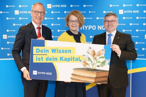  Finanzlandesrat Ludwig Schleritzko, Bildungslandesrätin
Christiane Teschl-Hofmeister und HYPO NOE Vorstand Wolfgang
Viehauser fordern die Aufnahme von lebensnaher Finanzbildung in die
Lehrpläne der Schulen.