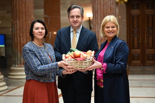 Geschäftsführung Landesverband für bäuerliche Direktvermarkter
NÖ, Martina Schauer, Präsident der Landwirtschaftskammer
Niederösterreich, Johannes Schmuckenschlager, Bundesministerin für
Landesverteidigung, Klaudia Tanner
