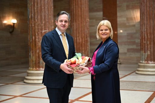 Vorschau Bild von Präsident der Landwirtschaftskammer Niederösterreich, Johannes
Schmuckenschlager, Bundesministerin für Landesverteidigung, Klaudia
Tanner