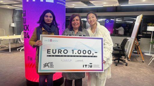Abi Atamanesh (links) und Gala Niri, IT:U PhD-Studierende
(rechts), mit Carla Barreiros, IT:U Head of Project Based Learning
(Mitte), bei der Preisverleihung des lokalen Hackathons an der IT:U.