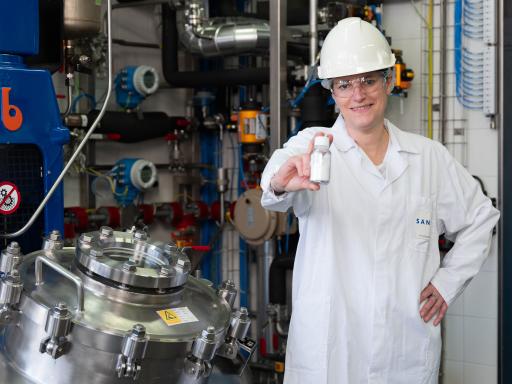 Werksleiterin Stephanie Jedner mit neuem Wirkstoff