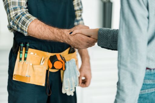 Der Auftragnehmer und die Auftraggeberin gehen mit einem
Handschlag in eine Vereinbarung über eine Sanierung ein.