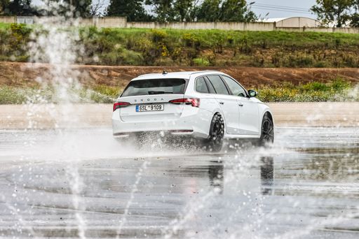 Sommerreifen-Test auf nasser Fahrbahn