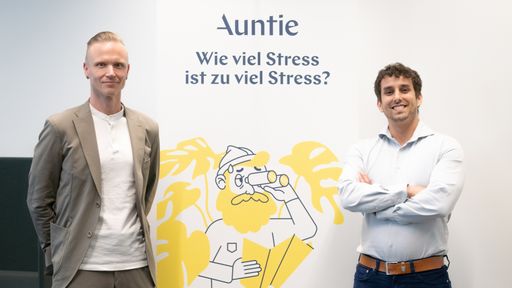 Setzen neue Standards im betrieblichen Gesundheitsmanagement:
Auntie, die finnische Plattform für mentale Gesundheit, und die
Schweizer Unternehmensversicherung Innova kooperieren ab sofort.
Ihre Kunden können nun durch direkten Zugang zu Experten
psychologische Sicherheit und mentale Stärke bei den Mitarbeitenden
aufbauen und so Ausfallzeiten reduzieren. Auf die Zusammenarbeit
freuen sich Immo Salonen, CEO (links), und Monsef Nebelung, Growth
Lead DACH. ©Auntie / Weiterer Text über ots und
www.presseportal.de/nr/175518 / Die Verwendung dieses Bildes für
redaktionelle Zwecke ist unter Beachtung aller mitgeteilten
Nutzungsbedingungen zulässig und dann auch honorarfrei.
Veröffentlichung ausschließlich mit Bildrechte-Hinweis.