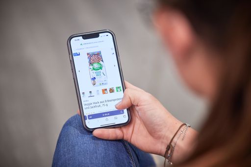 Vorschau Bild von Die Mein dm-App wurde im ÖGVS-App-Award 2025 als
branchenübergreifend beste App ausgezeichnet. Mit einem
Zufriedenheits-Score von 8,44 erreichte die Mein dm-App den ersten
Platz unter mehr als 500 bewerteten Anwendungen aus 62 Branchen.