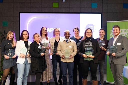 v.l.n.r.: Jasmina Metzke, Bettina Richter, Katharina Payk, Tamara
Scheidl, Martina Bednar, Dominique W., Brigitte Bichler, Chiara
Varelija, Bernhard Altendorfer, Elliot Scott Zohmann